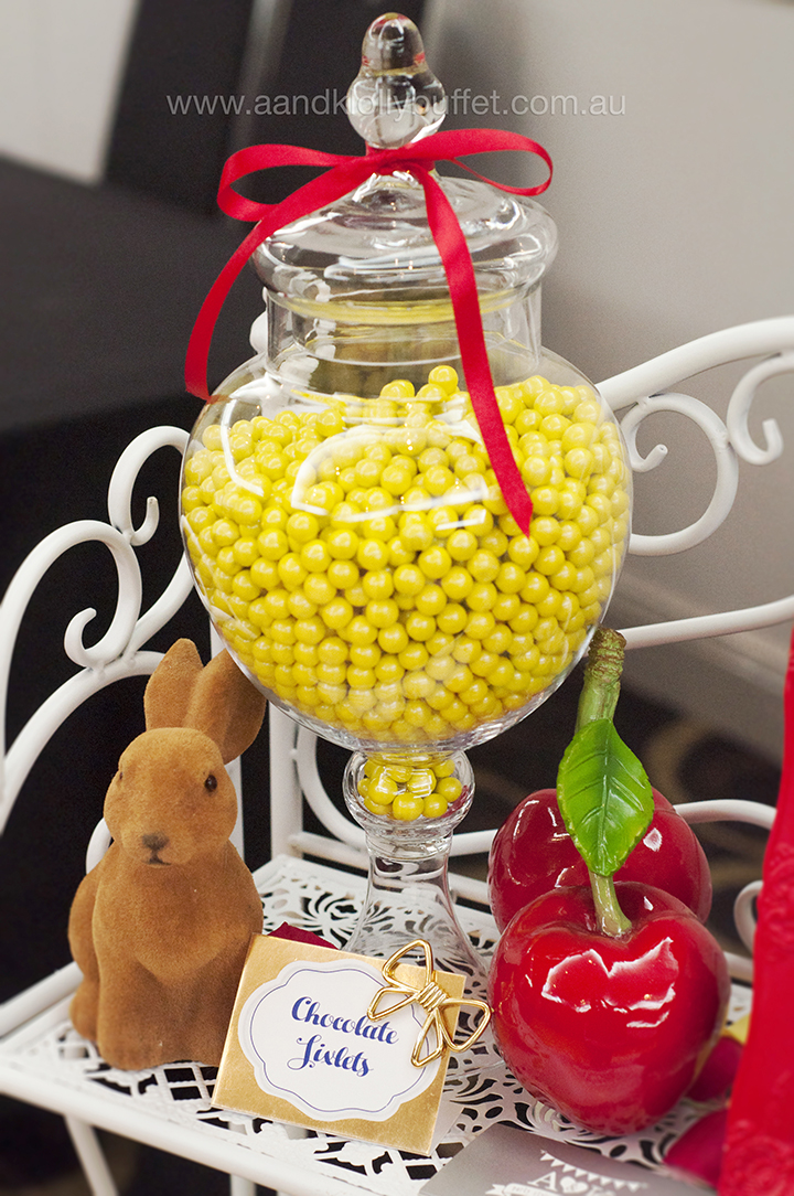Margarita's Snow White themed 1st Birthday dessert table by A&K Lolly Buffet